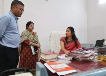 कलेक्टर ने किया राजस्व न्यायालय तेंदूखेड़ा का निरीक्षण