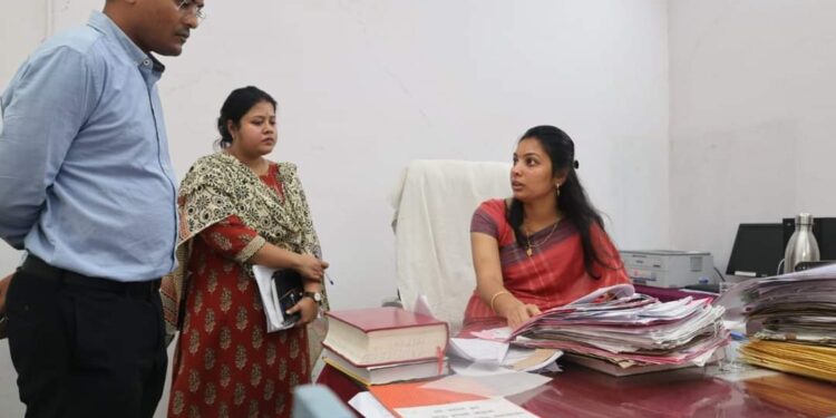 कलेक्टर ने किया राजस्व न्यायालय तेंदूखेड़ा का निरीक्षण