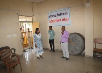 कलेक्टर एवं जिला निर्वाचन अधिकारी सुश्री ऋजु बाफना नेस्ट्रांग रूम का निरीक्षण किया