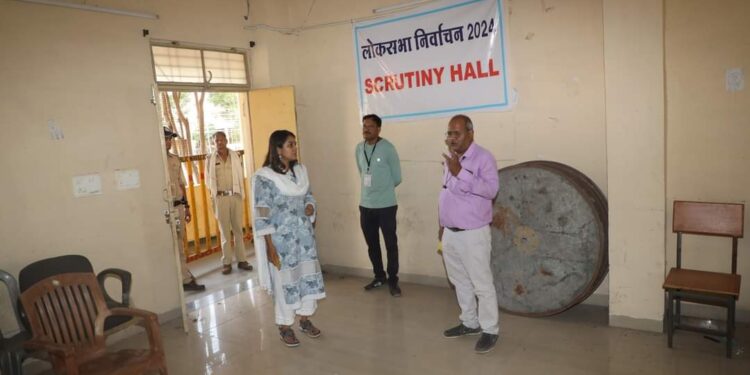 कलेक्टर एवं जिला निर्वाचन अधिकारी सुश्री ऋजु बाफना नेस्ट्रांग रूम का निरीक्षण किया