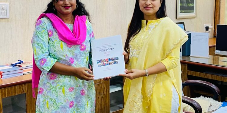 सारिका ने स्‍वीप गतिविधियों की रिपोर्ट सौंपी कलेक्‍टर सुश्री सोनिया मीना को  कलेक्‍टर सुश्री सोनिया मीना को स्‍वीप जागरूकता गतिविधियो की रिपोर्ट सौंपी सारिका ने