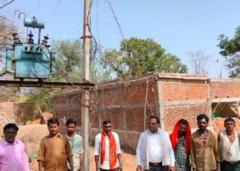 चार ट्रांसफार्मर खराब,बिजली के साथ पेयजल समस्या से परेशान हैं ग्रामीण  किसान फसलों की नहीं कर पा रहे सिंचाई,ढीमरखेड़ा के खाम्हा गांव का मामला, शिकायत के बाद भी जिम्मेदार नहीं दे रहे ध्यान