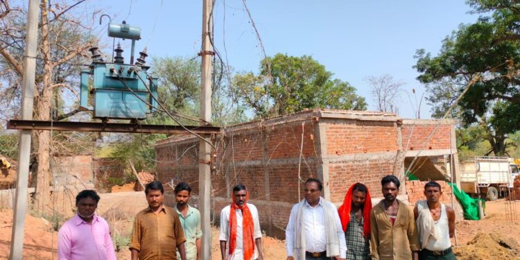 चार ट्रांसफार्मर खराब,बिजली के साथ पेयजल समस्या से परेशान हैं ग्रामीण  किसान फसलों की नहीं कर पा रहे सिंचाई,ढीमरखेड़ा के खाम्हा गांव का मामला, शिकायत के बाद भी जिम्मेदार नहीं दे रहे ध्यान