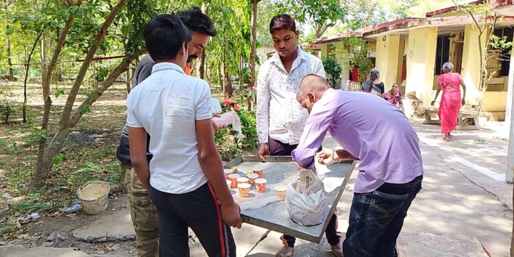*गोधूली वृद्ध आश्रम में मनाई गई पुण्यतिथि वृद्ध जनों को स्वल्पाहार दिया गया*