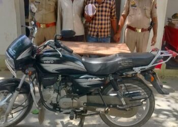 *थाना ठठिया पुलिस द्वारा टप्पेबाजी/चोरी की घटना का 12 घण्टे में पर्दाफाश करते हुए टप्पेबाजी करने वाले 02 नफर अभियुक्तगण को घटना में प्रयुक्त मोटर साईकिल के साथ गिरफ्तार कर उनके कब्जे से चोरी किये गये कुल 12320/ रुपये बरामद ।*