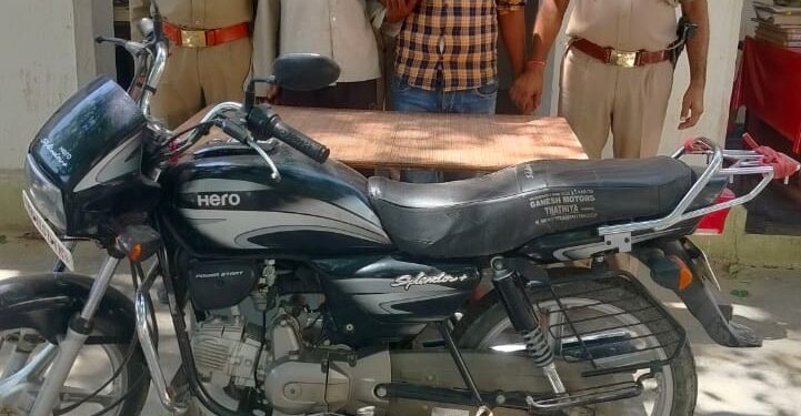 *थाना ठठिया पुलिस द्वारा टप्पेबाजी/चोरी की घटना का 12 घण्टे में पर्दाफाश करते हुए टप्पेबाजी करने वाले 02 नफर अभियुक्तगण को घटना में प्रयुक्त मोटर साईकिल के साथ गिरफ्तार कर उनके कब्जे से चोरी किये गये कुल 12320/ रुपये बरामद ।*