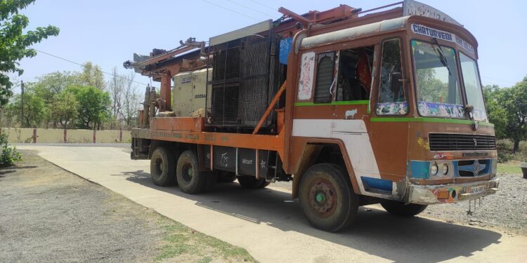 चोरी छुपे बोरिंग मशीन के द्वारा अवैध बोर करते हुए पाए जाने पर बरही पुलिस एवम राजस्व विभाग द्वार की जप्ति की करवाही।