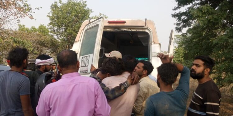 अज्ञात बहन ने बाइक सवार को मारी टक्कर , तीन घायल