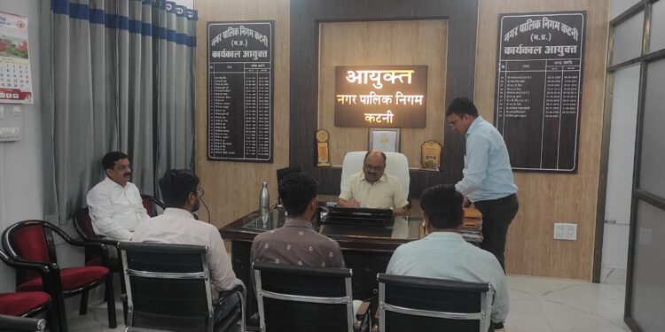 *सीवरेज कार्य की धीमी गति पर निगम आयुक्त ने जिम्मेदारों को दी फटकार*