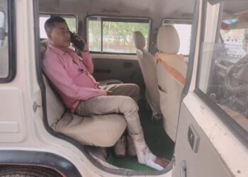 *वीडियो निगरानी कर रहे सरकारी कर्मचारी के पैर के ऊपर रैली में आए व्यक्ति ने चढ़ाई कार