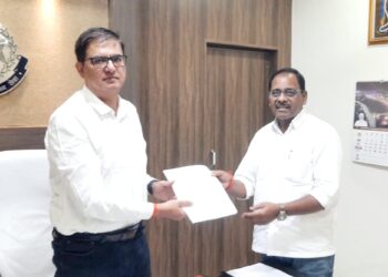 *परासिया विधायक सोहनलाल बाल्मीक ने अवैध गतिविधियों के विरोध मे पुलिस अधीक्षक को सौंपा ज्ञापन ——-*