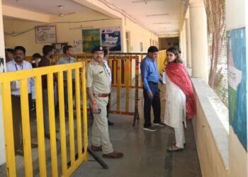 कलेक्टर तथा पुलिस अधीक्षक ने मतदान सामग्री वितरण एवं प्राप्ति स्थल का निरीक्षण किया…