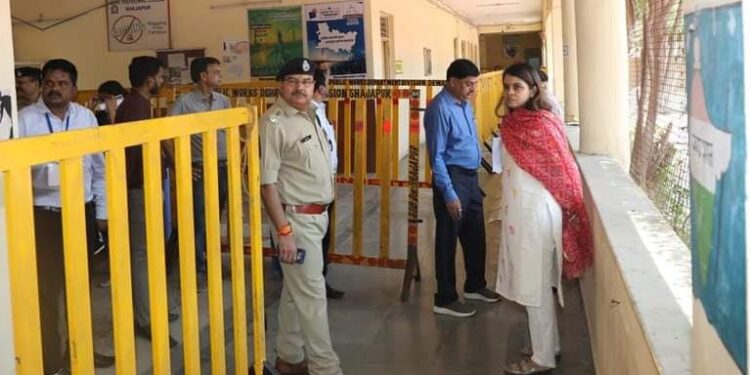 कलेक्टर तथा पुलिस अधीक्षक ने मतदान सामग्री वितरण एवं प्राप्ति स्थल का निरीक्षण किया…
