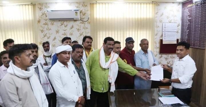 धर्मश्री तिराहा से भोपाल रोड तक बाईपास रोड के भूमि उपलब्ध कराने के लिए भू- स्वामियों ने कलेक्टर को सौंपा सहमति पत्र