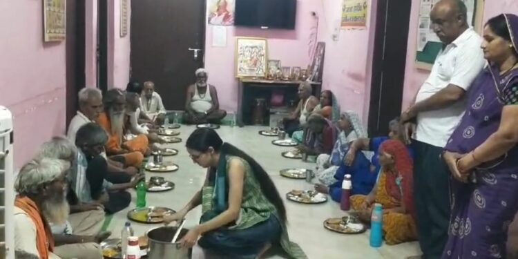 माँ की पुण्यतिथि पर मदर्स डे पर आश्रम में कराया वृद्धजनों को भोजन