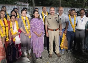 मतदान कराकर वापस लौटे दलों का पुष्प मालाओं से स्वागत