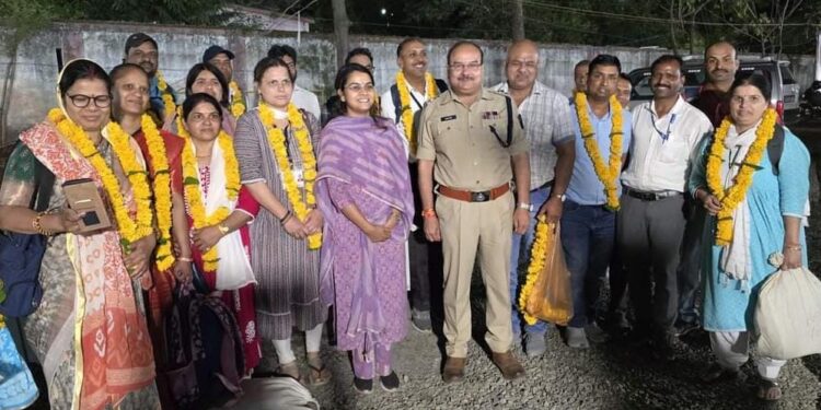 मतदान कराकर वापस लौटे दलों का पुष्प मालाओं से स्वागत