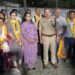 मतदान कराकर वापस लौटे दलों का पुष्प मालाओं से स्वागत