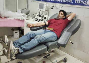 *देश सेवा में लगे पुलिसकर्मी रणजीत ने रक्तदान कर बचाई गर्भवती महिला की जान*  *जागते रहो ग्रुप खून का रिश्ता ग्रुप का 1906 वा रक्तदान पूर्ण*