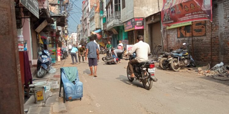 सड़क पार कर रही युवती को दोपहिया वाहन ने मारी टक्कर,आई मामूली चोट