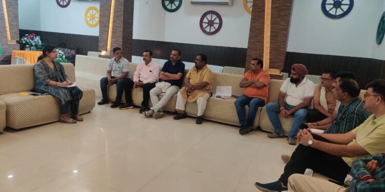 *शहर हित में विभिन्न संस्थानों से साकारात्मक सहयोग की श्रृंखला में* *आज निगमायुक्त प्रीति यादव के निर्देश पर*  *उपायुक्त अंकिता जैन और कार्यालय अधीक्षक दिलीप दुबे ने मैरिज गार्डन समूह के प्रतिनिधियों से किया संवाद*