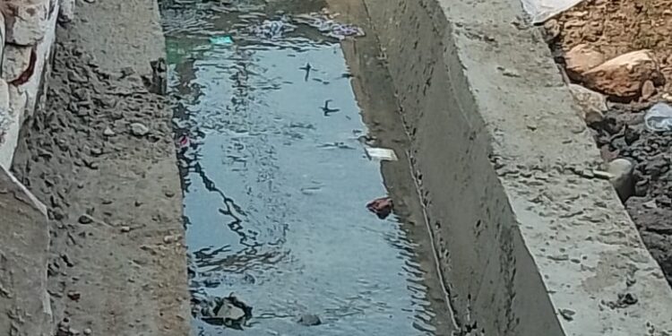 सिलौंडी मुख्य मार्ग की नाली निर्माण में लोहे का उपयोग नहीं गुणवत्ता को लेकर हो रहे सवाल