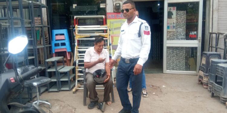 हेलमेट पहनने से वृद्ध की बची जान, तेज रफ्तार मोटर साइकिल चालक ने पीछे से वृद्ध के वाहन को मारी थी टक्कर