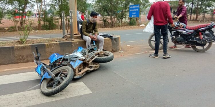 तेज रफतार कर रहे ओवर टेक वाहन चलाको के वाहन आपस मे भिंड, दोनो वाहन चालक हुए घायल, बाल बाल बचे मोटर साइकिल चालक