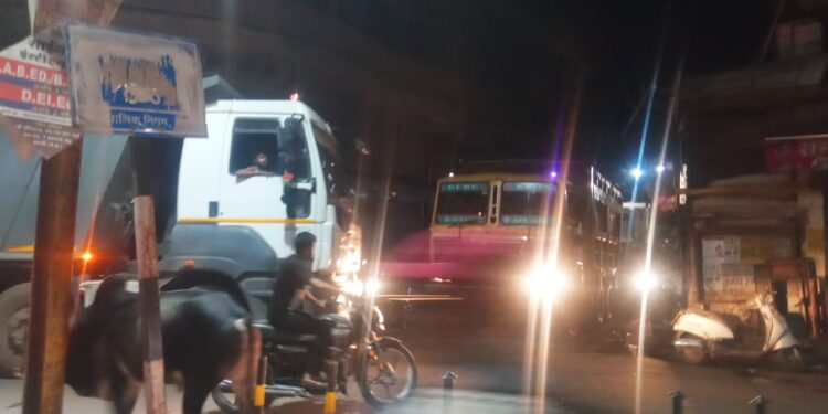 अधिकारियों को बना रही धनवान और सरकार को लगा रही करोड़ का चूना, कटनी के मुख्य चौराहे से गुजर रहे रेत से भरे हाइवा, नही कोई रोक टोक