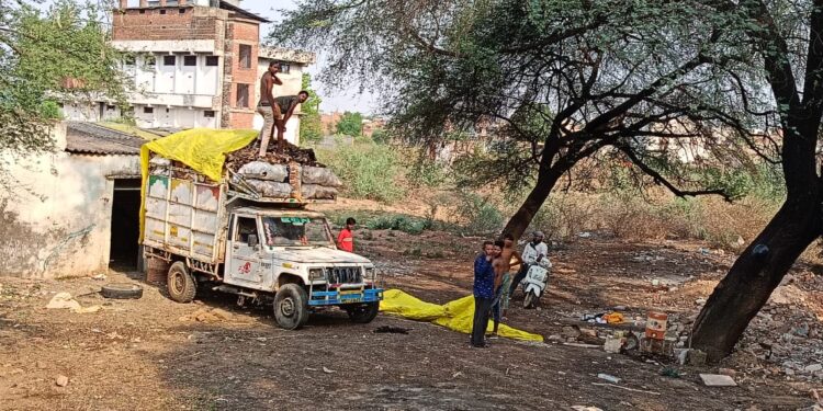 20 वर्ष से हड्डी गोदाम से फैल रही दुर्गंध से रहवासी परेशांन, रेहवासी के लोग दुर्गन्ध से बीमार हो रहे