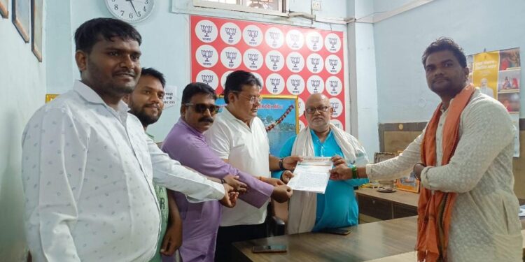 नगर पालिका नर्मदापुरम की अतिक्रमण हटाओ मुहिम पर झुग्गी झोपड़ी प्रकोष्ठ ने उठाए गंभीर सवाल,हाथठेलों को तोडना,गरीब परिवार के व्यवसाय की रीढ तोड़ने जैसा है : डाॅ.अखिलेश खंडेलवाल