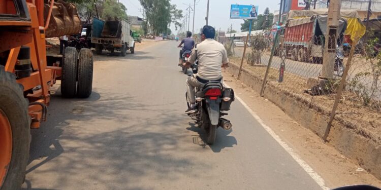 क्या पुलिस कर्मीयों के लिऐ हेलमेट की छूट है या इन पर ये नियम लागू नही होता 