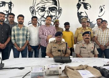 एस0ओ0जी0/सर्विलान्स टीम/कोत0 छिबरामऊ पुलिस द्वारा थाना छिबरामऊ व थाना सौरिख क्षेत्र में छिनैती की घटना करने वाले 02 अभियुक्तों को किया गिरफ्तार, कब्जे से 03 अदद मोबाइल, 02 अदद लेडीज अंगूठी, 01 जोङा झाला, 01 अदद आधार कार्ड, 01 अदद पैनकार्ड, 02 अदद ATM कार्ड, 05 अदद चाबी, व 10,102/- रूपये नगद बरामद हुए ।*