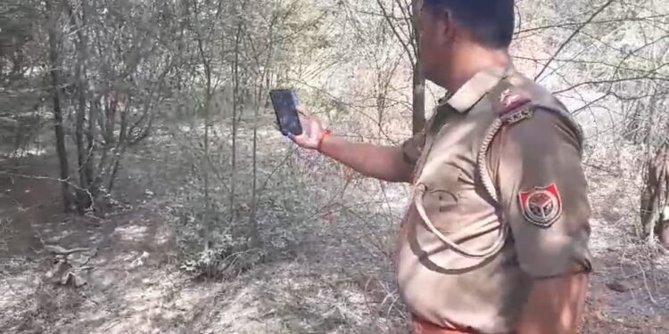 उमर्दा के पास झाड़ियां में पड़ा अज्ञात युवक का शव मिलने से फैली सनसनी मौके पर पहुंची पुलिस जांच में जुटी नहीं हो सकी शव की स्नाख्त