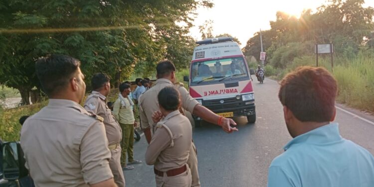 दो बाइकों की आमने-सामने टक्कर एक हुआ गंभीर रूप से घायल दूसरा बाइक सवार बाइक लेकर हुआ फरार एक घंटा देर से पहुंची एंबुलेंस तड़पता रहा घायल