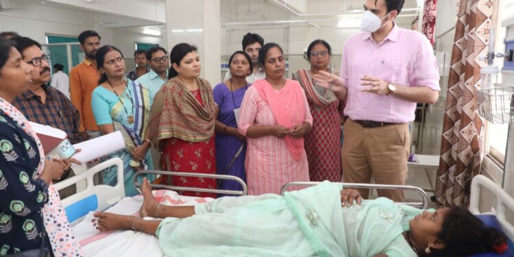 *कलेक्टर पहुंचे जिला चिकित्सालय के बर्थ वेटिंग रूम*  *हाईरिस्क गर्भवती महिलाओं के इलाज प्रबंधों को देखा*  *गर्भवती महिलाओं के हाईरिस्क चिन्हांकन के मामले में कोताही बरतने पर दो ए.एन.एम को नोटिस जारी करने के दिए निर्देश*