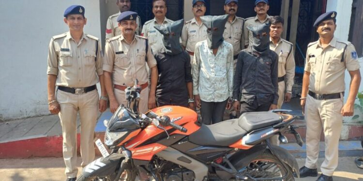 देर रात जिंदबाबा के पास चाकू अड़ाकर महिला से मंगलसूत्र सहित गहने लूटने वाले आरोपी पुलिस गिरफ्त में,नर्मदापुरम से इटारसी लौटने के दौरान तीन युवकों ने मोटर साइकिल से पीछा कर घटना को दिया था अंजाम…