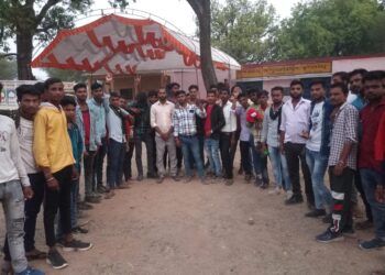पत्रकार एवं समाज सेवी नरेन्द्र सिंगरौल ने ग्राम सुनवारी में कौशल्या ह्यूमैनिटी फाउंडेशन के सदस्यों से मुलाकात की