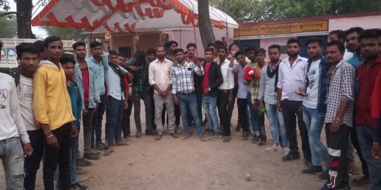 पत्रकार एवं समाज सेवी नरेन्द्र सिंगरौल ने ग्राम सुनवारी में कौशल्या ह्यूमैनिटी फाउंडेशन के सदस्यों से मुलाकात की