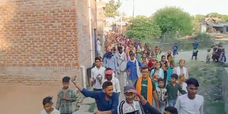 भागवत कथा के प्रथम दिन कलश यात्रा का किया गया आयोजन