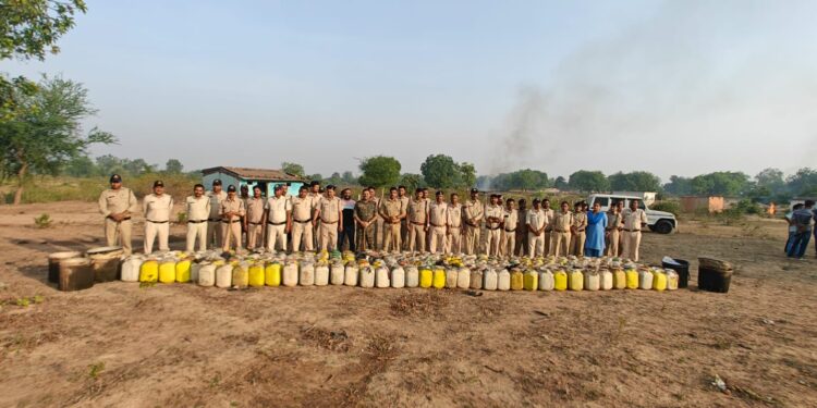 बरही पुलिस की अवैध शराब के विरुद्ध ताबड़तोड़ कार्यवाही, भारी मात्रा में महुआ लाहन किया गया नष्ट,कार्यवाही से क्षेत्र में हड़कंप।*
