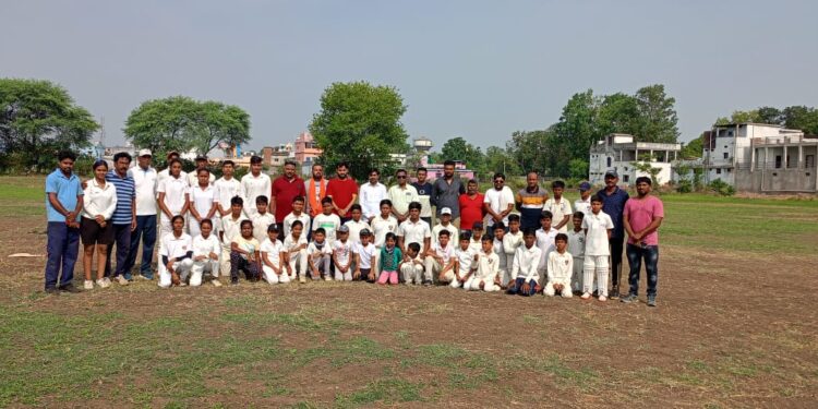 कैडबरी एकेडमी ने कड़ा परिश्रम कर खेत में तैयार किया नया क्रिकेट का मैदान,टर्फ पिच पर हुआ शानदार मैच,नया यार्ड में तैयार क्रिकेट मैदान पर अतिथियों की मौजूदगी में हुआ कैडबरी और जीनियस क्रिकेट एकडमी के बीच रोचक मुकाबला देखेVIDEO
