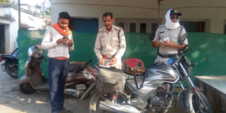 बिना दस्तावेजों के वाहन चालकों के कटे चालान, कोतवाली पुलिस की कार्यवाही
