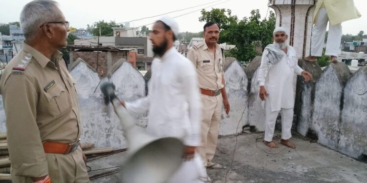 मुख्यमंत्री के आदेश अनुसार थाना प्रभारी मनोहर जगेत ने धार्मिक स्थलों से उतारे लाउडस्पीकर….।