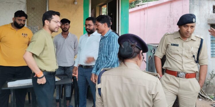 *अवैध उत्खनन रोकने के लिए सभी आवश्यक उपाय करें* *कलेक्टर सिंह और पुलिस अधीक्षक चौकसे ने भ्रमण के दौरान दिए निर्देश*