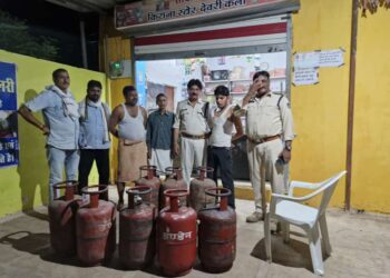 थाना रीठी की कार्यवाही 08 नग अवैध गैस सिलेण्डर किराना दुकान से जप्त
