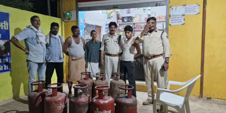 थाना रीठी की कार्यवाही 08 नग अवैध गैस सिलेण्डर किराना दुकान से जप्त