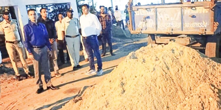 *कलेक्टर श्री सिंह ने रेत के अवैध भंडारण को जप्त करने के दिए निर्देश*