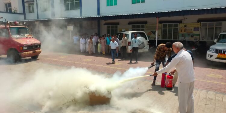 एसडीएम और सीएमओ के नेतृत्व में आगजनी से बचाव के लिए किया गया मॉकड्रिल