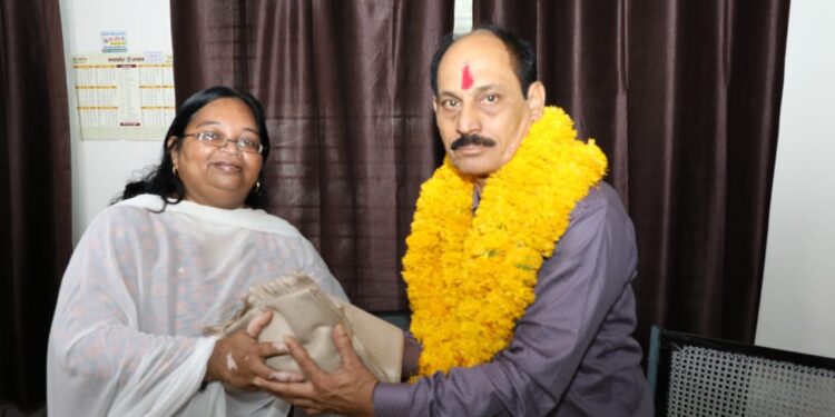 जनसंपर्क कर्मी राकेश तिवारी को सेवानिवृत्ति पर दी गई भावभीनी विदाई